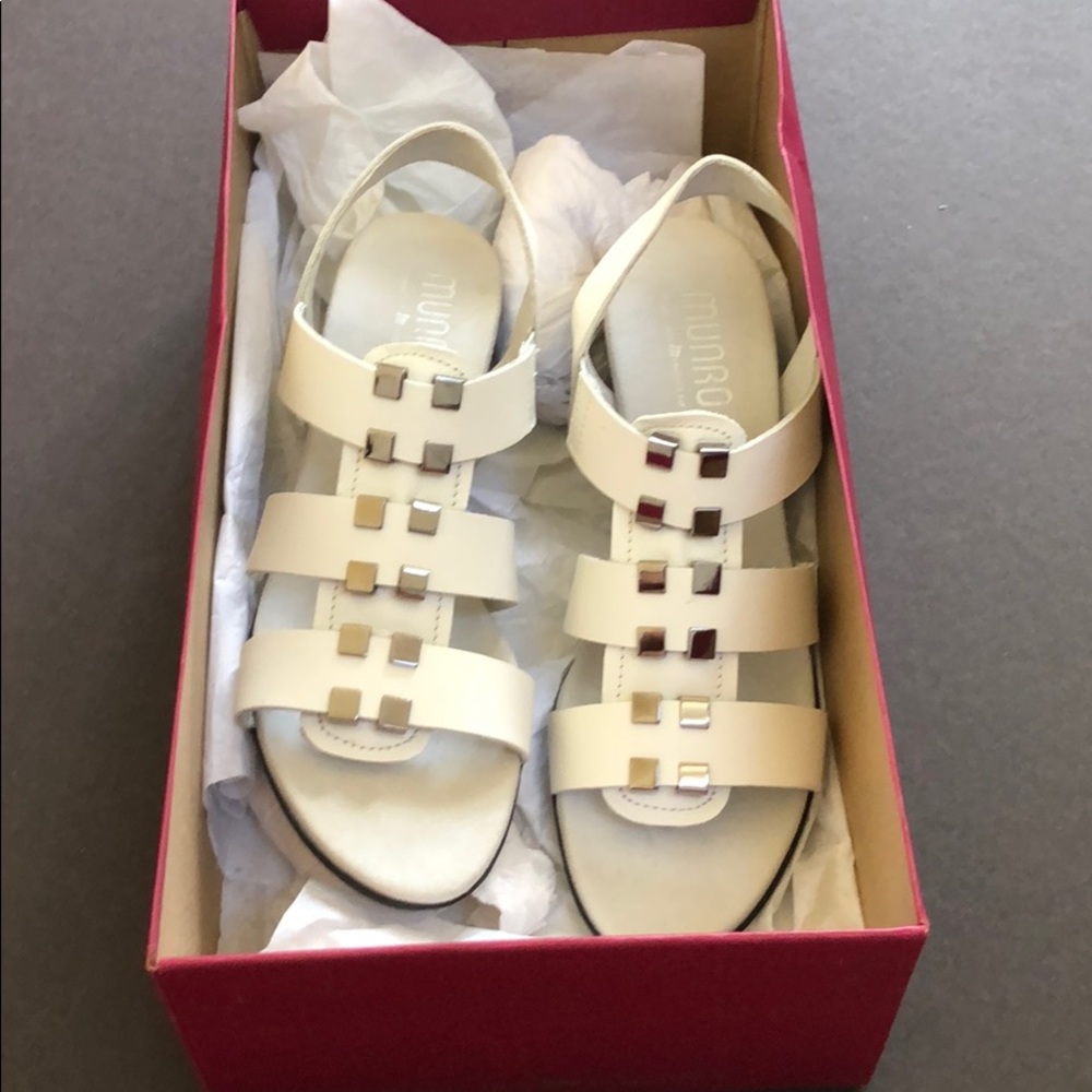 NWT Munro Sandals